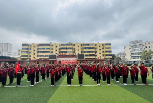 学习二十大永远跟党走奋进新征程新乡市红旗区向阳小学举行入队仪式